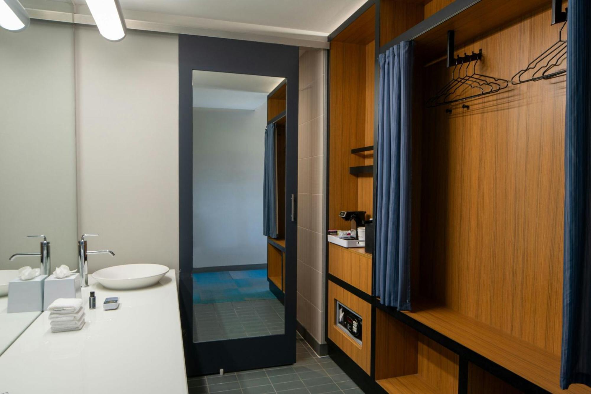 Aloft Bay Green Bay